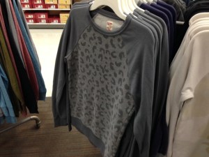 Classic crewneck sweater with a trendy pattern. 