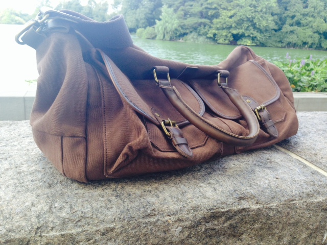 A closer look at the durable fastenings on the bag's exterior pockets. 