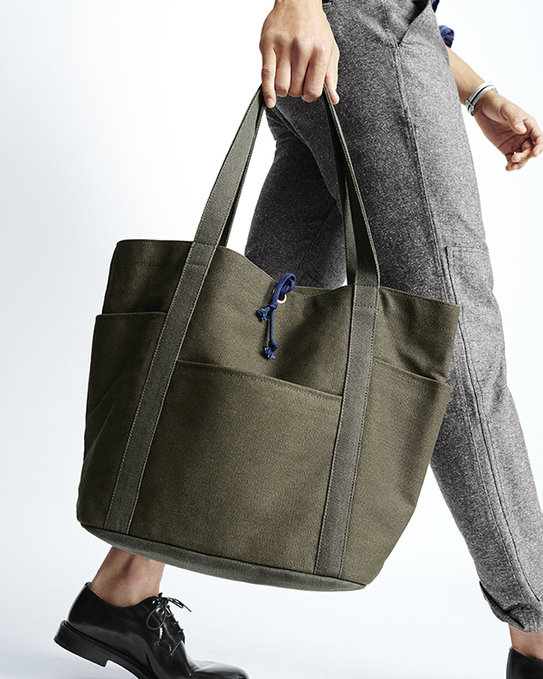 An olive cotton tote bag breathes some life into your everyday carry.