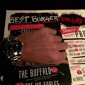 A superb burger paired with a nice stainless steel dive watch by Invicta.