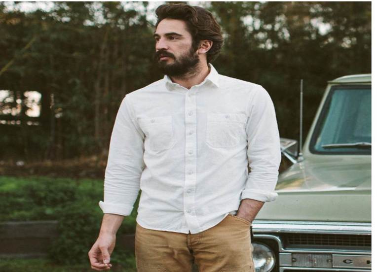 An extremely versatile, extremely wearable and extremely well-made chambray shirt from Taylor Stitch.