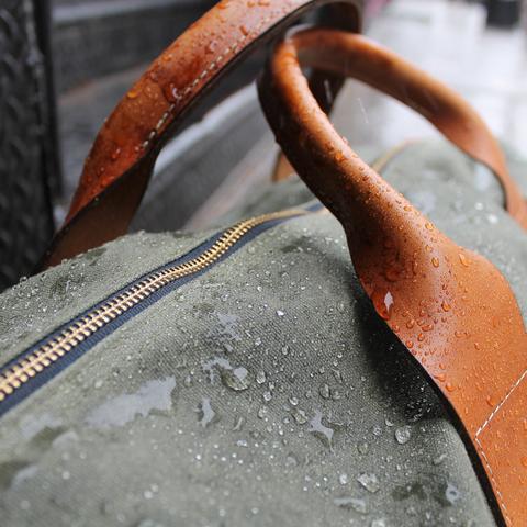 A look at the waterproof qualities of the waxed canvas, plus the beautiful leather handles via Wickett & Craig. 