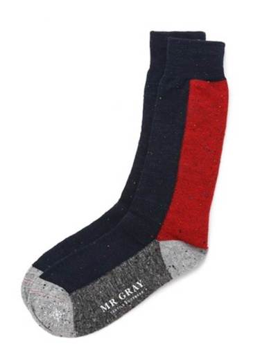 A bit of colorblocking and a lot of comfort, quality and style. 