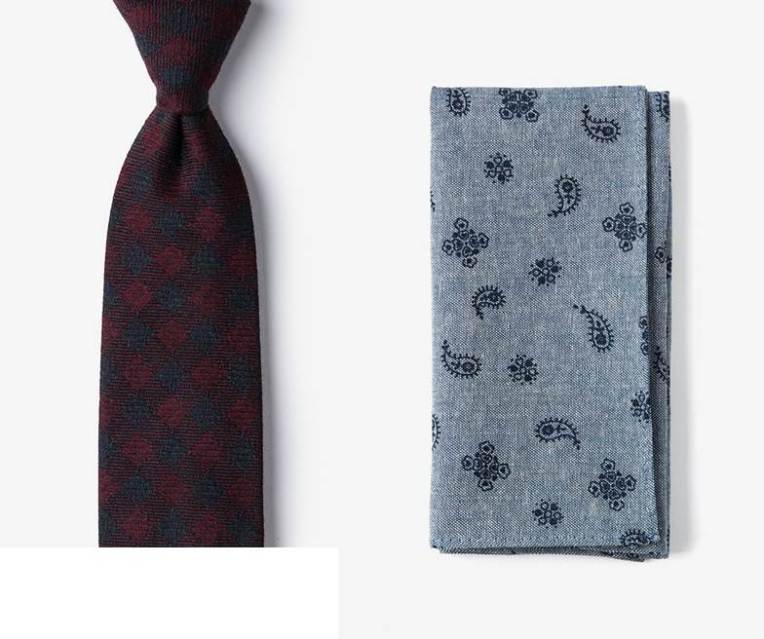 Two accessories that mix seasonal textures and colors. 