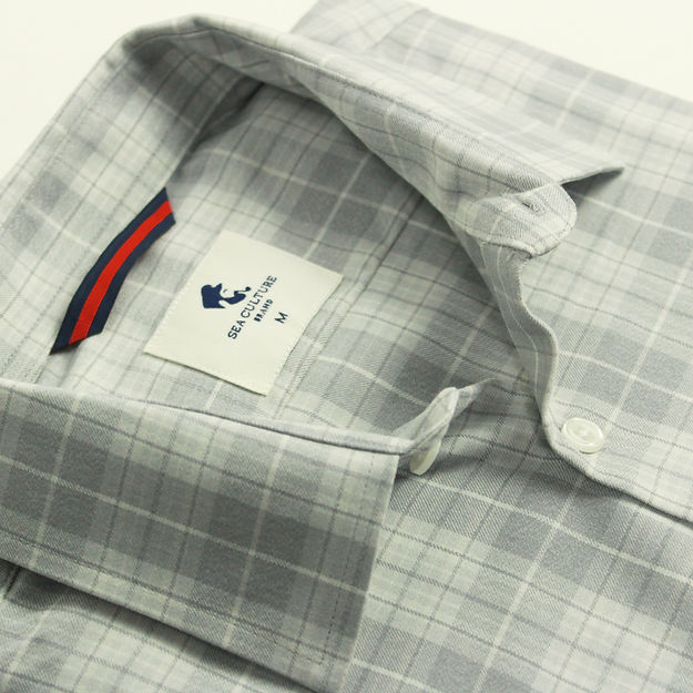 Best lightweight buttondown shirt for men. 
